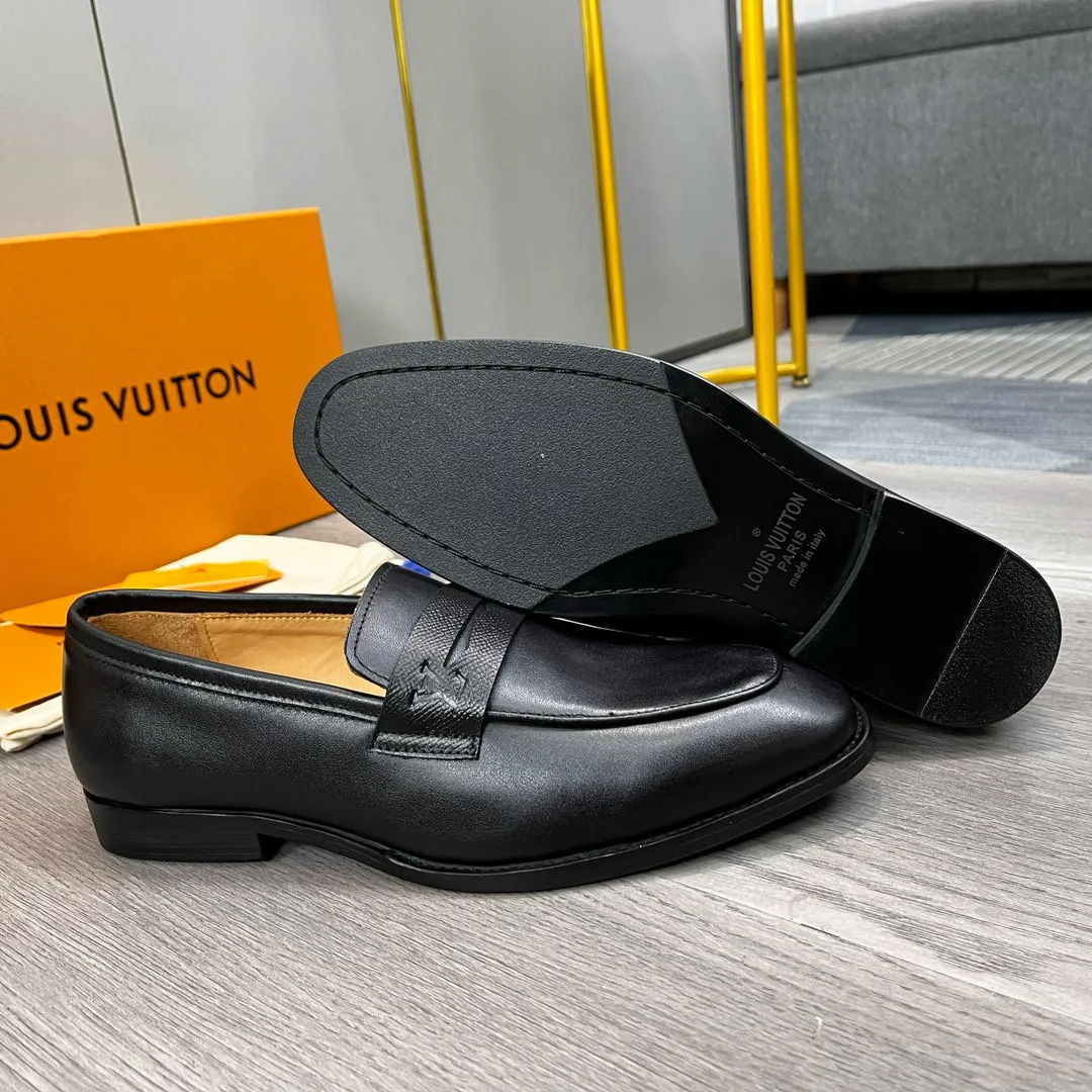 Factory price: 520💰-(LV) men’s formal leather shoes! Genuine molded horsebit, a classic must-have for your shoe cabinet! The feet are particularly delicate! This Gucci original version is a set last, and we are consistent with the counter! Therefore, it is more comfortable in terms of last shape and comfort! Take it to the counter and compare at will! Good shoes are more than just what they make! But grasp the essence from the inside out! Material: Imported first-layer cowhide! Genuine leather outsole imported from Italy, size: 39-44 (38/45 customized, non-refundable)